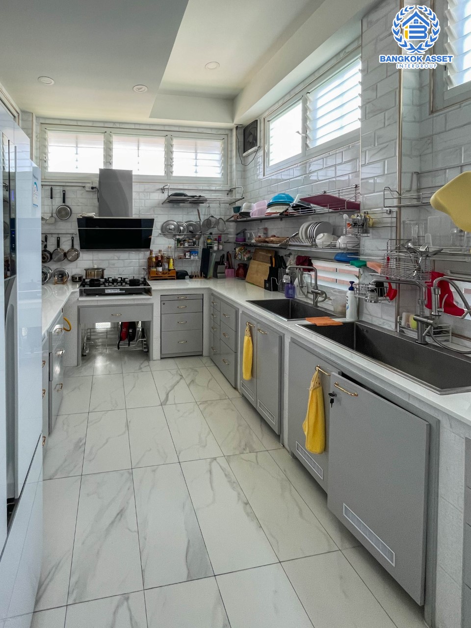 *****บ้านเดี่ยวมือสอง ม. คุณาลัย ซิมโฟนี บ้านกล้วย-ไทรน้อย บ้านสวยพร้อมเข้าอยู่ หลังมุม บนเนื้อที่กว่า 74.9 ตร.ว. พื้นที่ใช้สอยกว้างถึง 250 ตร.ม. ฟังก์ชัน 5 ห้องนอน 4 ห้องน้ำ 2 ที่จอดรถ บนทำเลโซนเมือง เดินทางสะดวกใกล้ร้านอาหาร เชื่อมต่อถนน หลายเส้นทาง ใกล้รถไฟฟ้าสายสีม่วง "สถานีคลองบางไผ่" และเซ็นทรัลเวสต์เกต